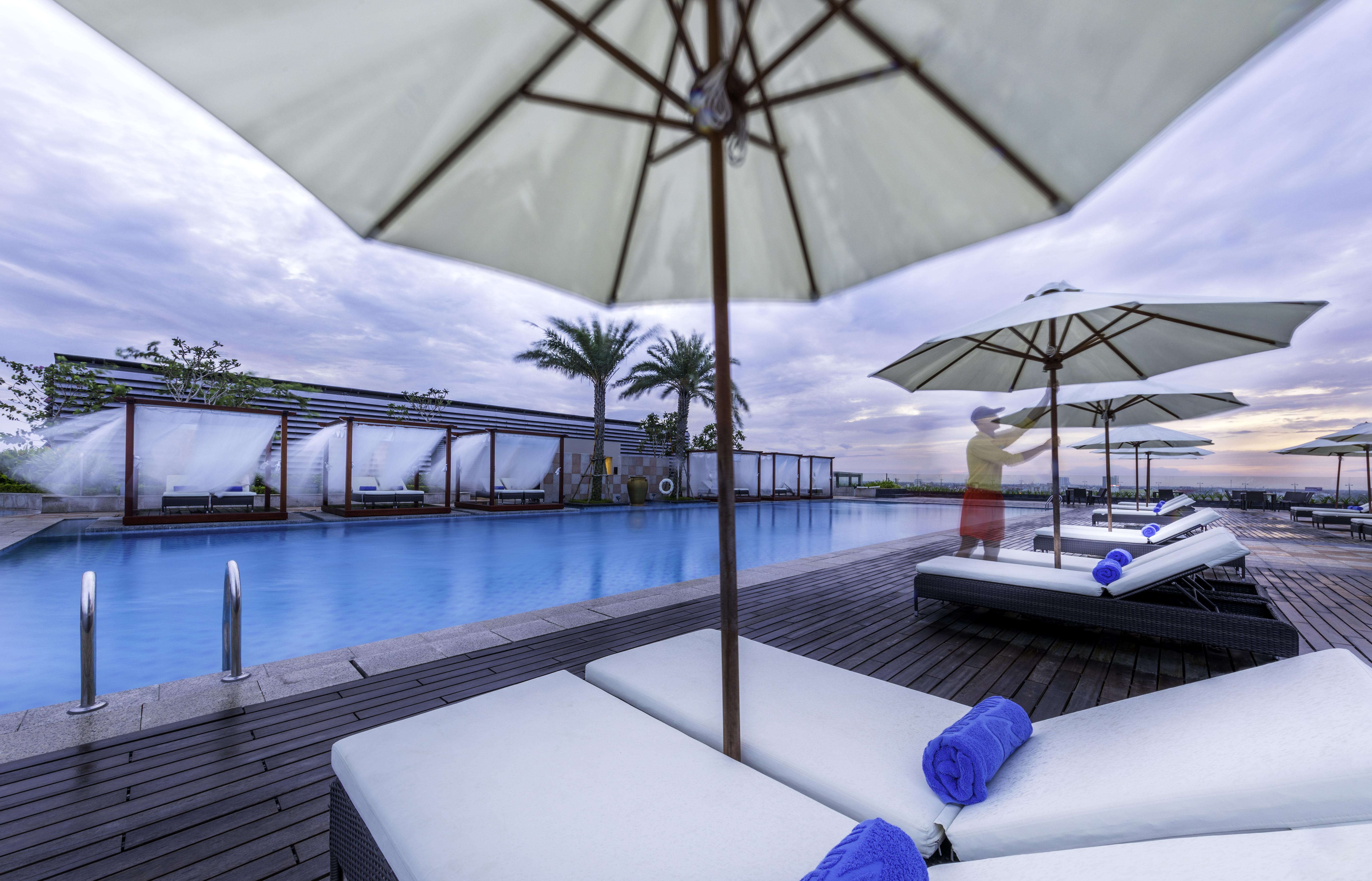 Sheraton Can Tho Εξωτερικό φωτογραφία The swimming pool at the hotel
